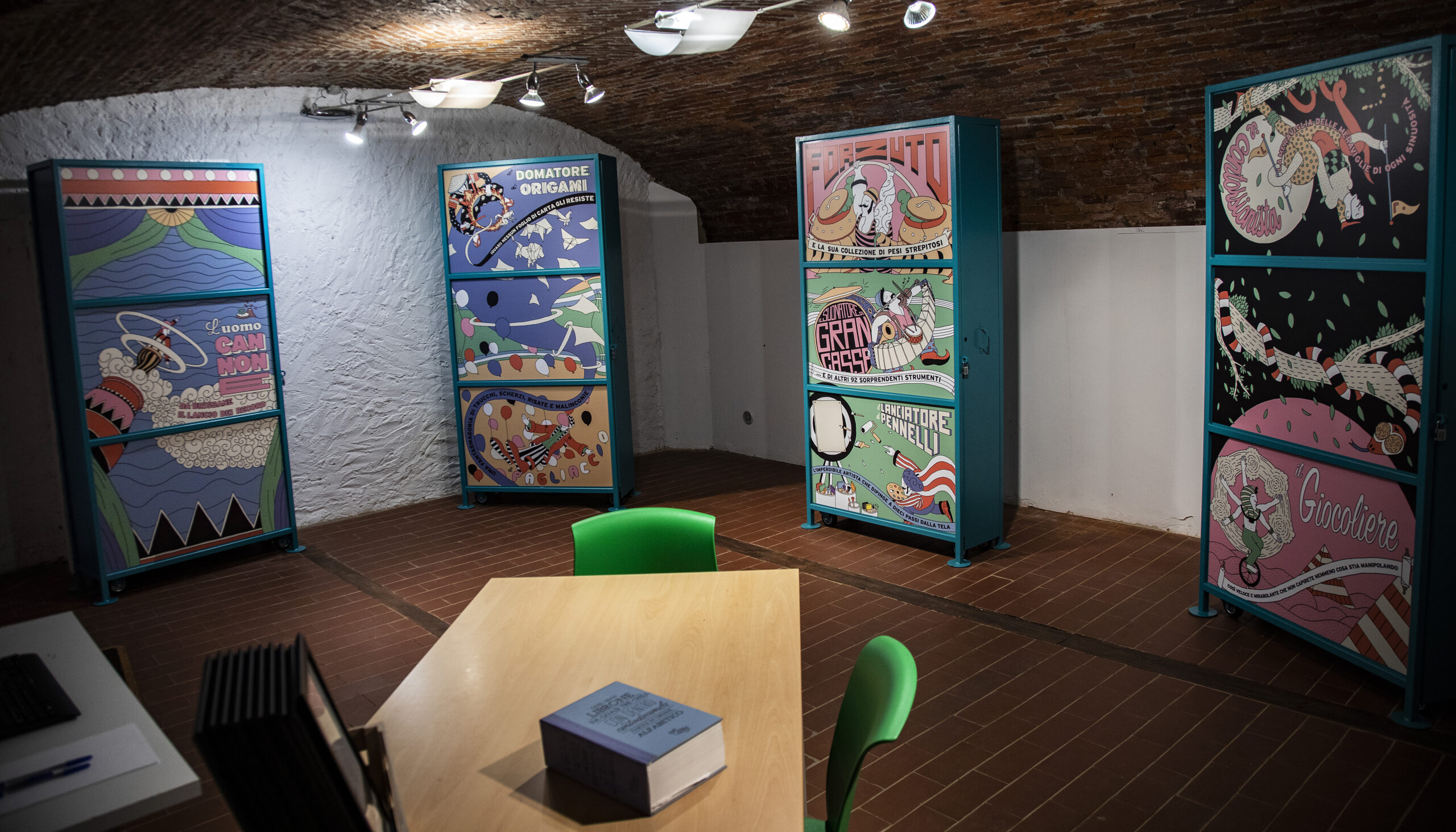 L'interno dell'escape room, decorata a tema Gianni Rodari