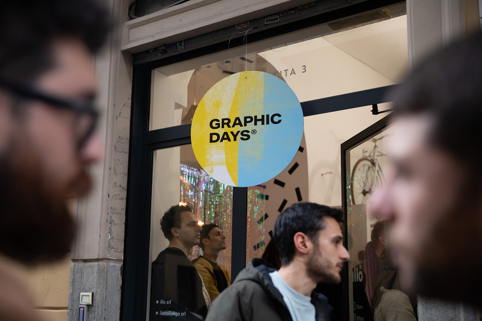 Cartone con logo di Graphic Days e persone